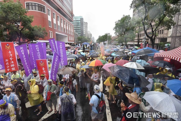 ▲▼615警察節反年金改革團體包圍立法院向警察致敬活動。（圖／記者李毓康攝）