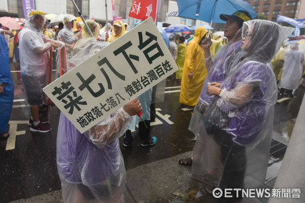 ▲▼615警察節反年金改革團體包圍立法院向警察致敬活動。（圖／記者李毓康攝）