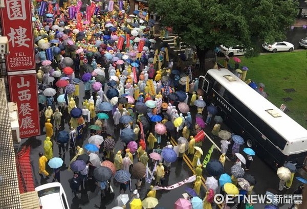 ▲▼反年金改革，軍公教人員抗議，立法院周圍湧現許多抗議人潮。（圖／胡姓網友授權提供）