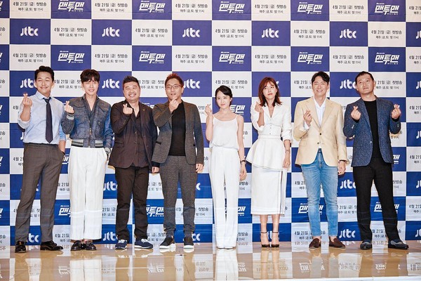 《MAN×MAN》在韓國舉辦記者會，主角群朴誠雄（左起）、朴海鎮、編劇金元碩、導演李昌民及女主角金玟廷、蔡貞安出席超吸睛。