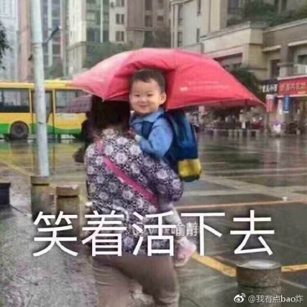▲爸爸就是你的保護傘！暴雨中「用力扯衣角」蓋住兒子頭。（圖／翻攝微博）