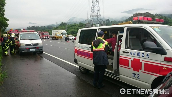 ▲國道3號南下43K發生連環車禍，所幸人員送醫後已無大礙。（圖／記者林煒傑翻攝）