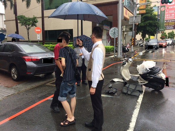 雨天辛勞外送員遇車禍，好心員工幫忙撐傘擋雨。（圖／翻攝自嘉義市府消防局）