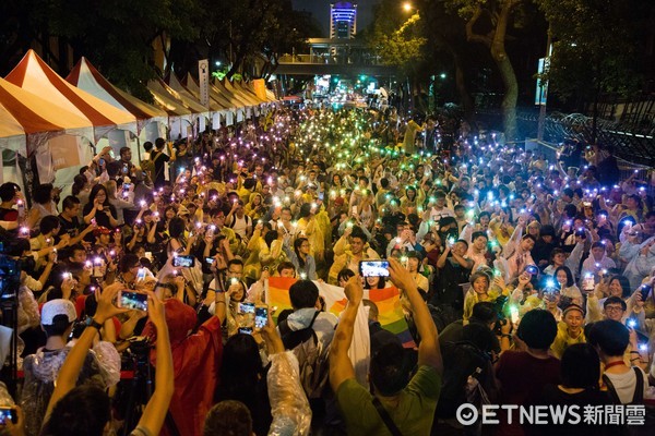 ▲同性婚姻釋憲,立法院旁青島東路集會,點亮台灣。(圖/記者季相儒攝)