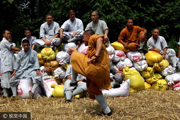 少林寺眾僧手工收麥，曾捐萬斤小麥救濟村莊。（圖／CFP）