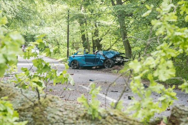失控撞樹慘遭「全車毀容」　百萬BMW M2宣告正式GG（圖／翻攝自Carscoops）