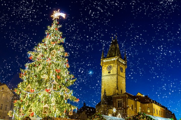捷克布拉格舊城區聖誕市集。（圖／shutterstock.com）