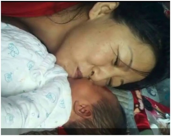 ▲陳文書的妻子親吻剛滿月兒子的照片，竟成為了最後一張母子合照。(圖／翻攝自大陸網站）