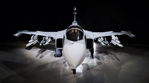 ▲▼由紳寶集團（Saab AB）研發的JAS 39獅鷲戰鬥機（JAS 39 Gripen）最新改進型「鷹獅E」（Gripen E），採用了更大推力的發動機及有源相控陣火控雷達。（圖／翻攝自Saab Defence and Security官網）
