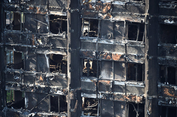 ▲▼倫敦格蘭菲塔Grenfell Tower發生大火，消防員救援。（圖／路透社）