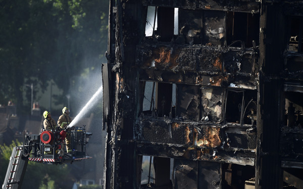 ▲▼倫敦格蘭菲塔Grenfell Tower發生大火，消防員救援。（圖／路透社）