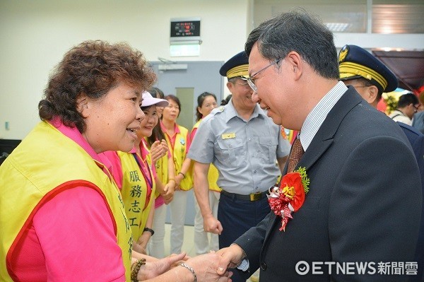 ▲鄭文燦市長鼓勵每位辛苦的警察。（圖／桃園市政府提供）