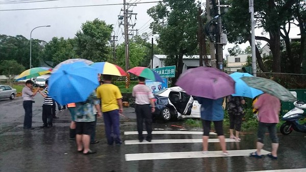 ▲▼警大雨辦燒炭案「水漂自撞」命危！鄉民慟：三義需要你。（圖／翻攝「苗栗大小事」）