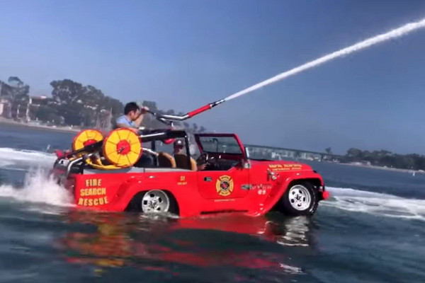 ▲吉普車變「水陸消防艇」？下海不會沉　時速破72KM。（圖／翻攝自WaterCar）