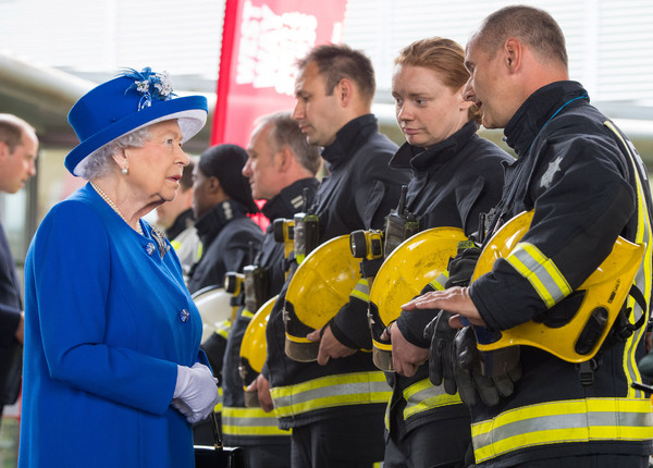 ▲▼英國女王探視消防隊員。（圖／路透社）