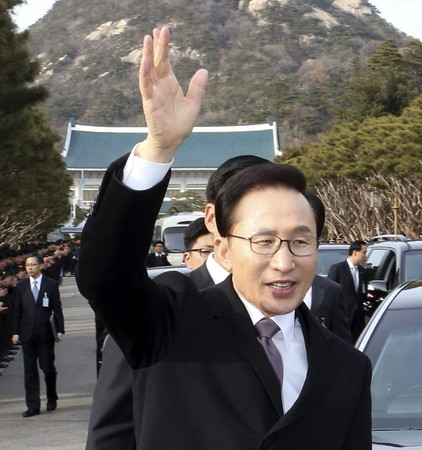 南韓前總統李明博下台一鞠躬，馬上官司纏身。(圖／達　志影像／美聯社)