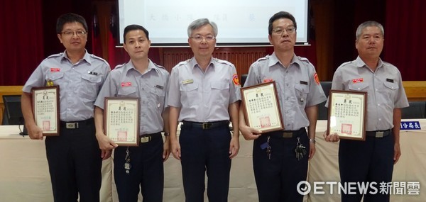 ▲台南市永康分局長張榮興，頒發榮譽狀表揚4位績優義警人員。（圖／警方提供）