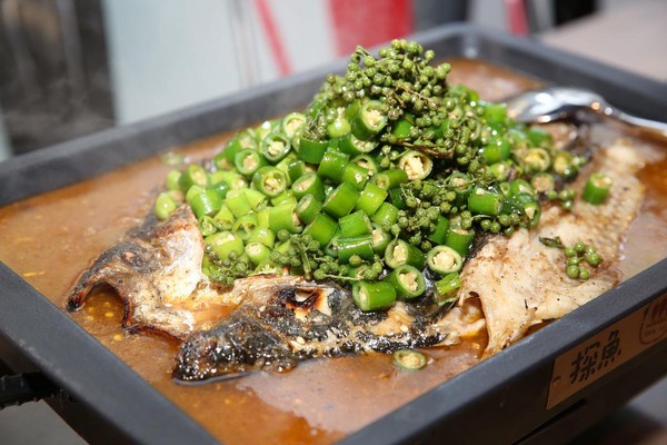 探魚是川菜系烤魚料理，其中「鮮青椒烤魚」是王耀輝的最愛。