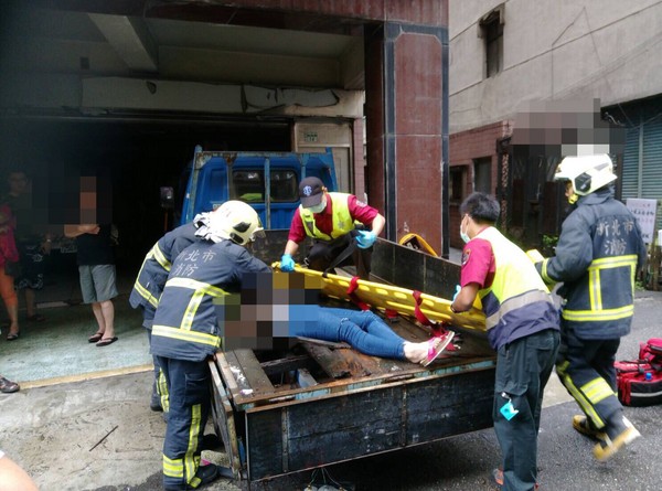 ▲蘆洲21歲女子跳樓。（圖／記者張曼蘋翻攝）