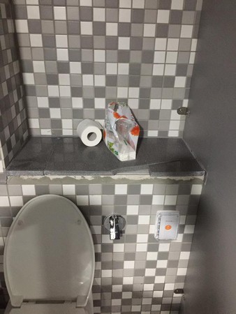 ▲謝維洲場勘世大運網球場館卻發現多處漏水。（圖／謝維洲臉書）