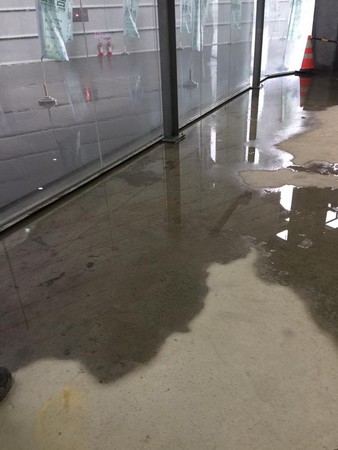 ▲謝維洲場勘世大運網球場館卻發現多處漏水。（圖／謝維洲臉書）