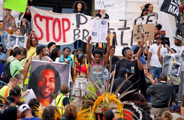 ▲▼射殺非裔美國人Philando Castile的警察被判無罪，民眾抗議。（圖／路透社）