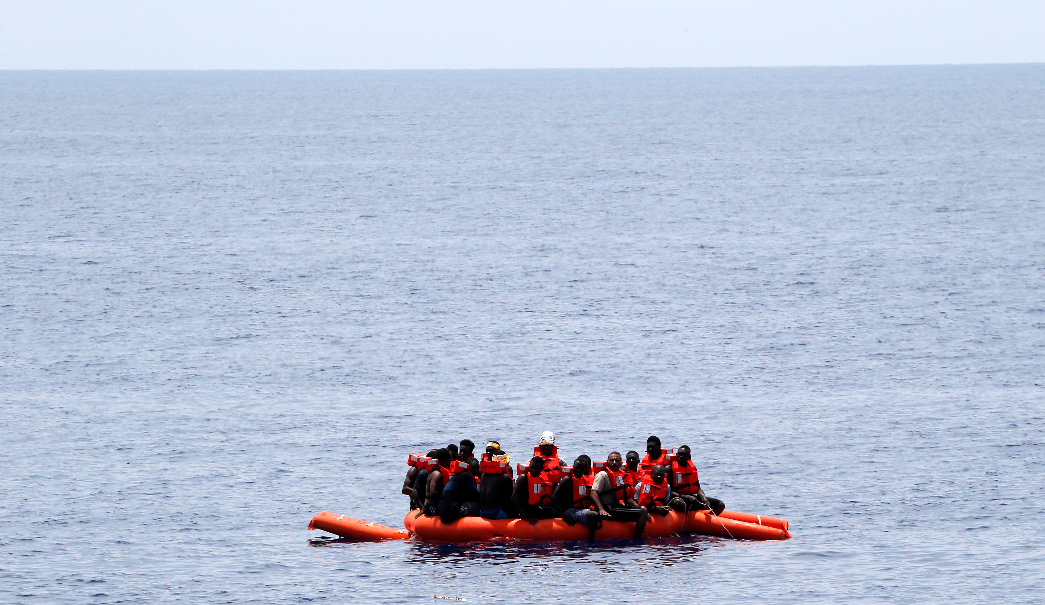 ▲西班牙軍艦救援一艘難民船。（圖／路透社）