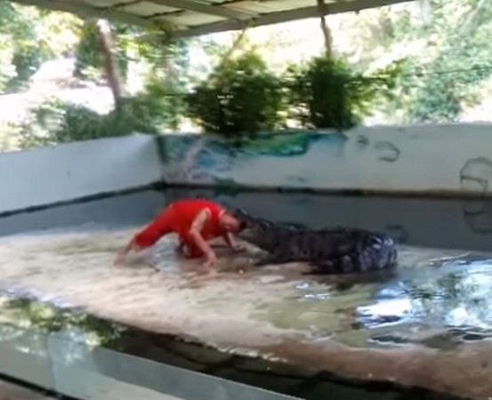 ▲泰國蘇梅島鱷魚咬住表演員頭部。（圖／翻攝自ViralHog YouTube）