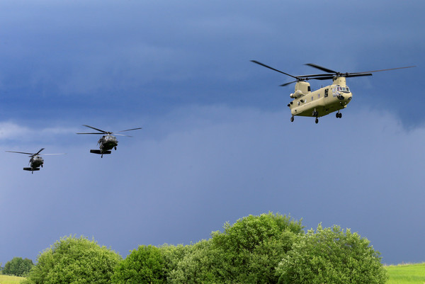 ▲▼CH-47 契努克直升機（右）。（圖／路透社）