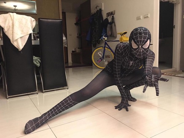 ▲女網友扮成女蜘蛛人，結果一雙長腿超吸睛。（圖／翻攝自爆廢公社）