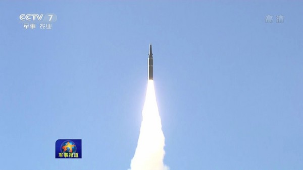 火箭軍再次進行東風-21C導彈發射演練，在公路、戈壁、叢林等多種不同地形地貌下隨機發射，藉此檢驗該導彈系統的多項新戰法。（圖／翻攝自央視）
