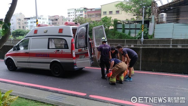 ▲消防局出動救護車在場待命。（圖／記者林悅翻攝）