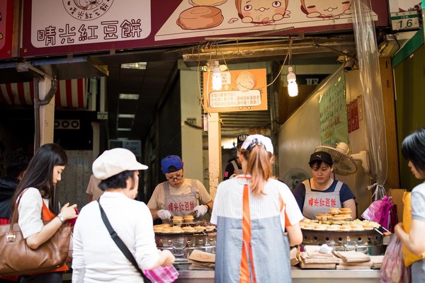 晴光紅豆餅在台北晴光市場的總店，上午11點才剛開店，門口早已聚集了一列排隊人龍。