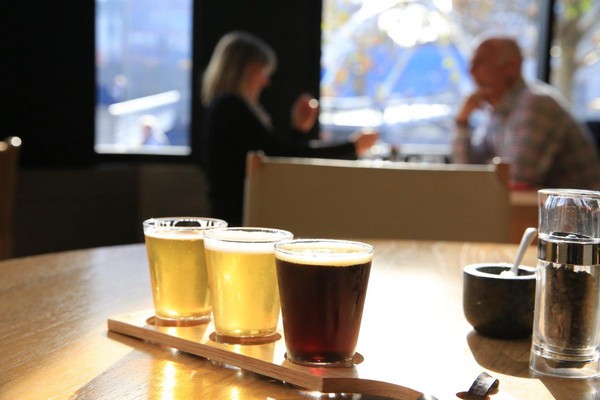 澳洲人稱生啤酒為「The Taps」，本地釀的特別鮮甜。（約澳幣12元／杯，約NT$267）