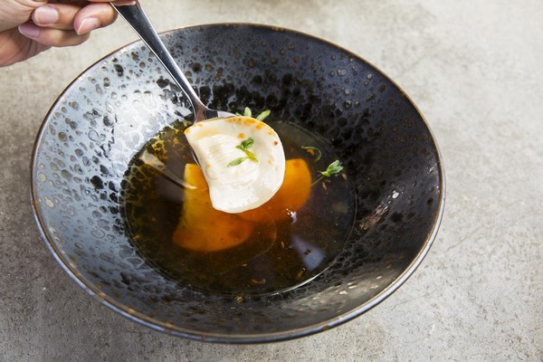 “龙虾汤饺”衬的是清澈的蘑菇汤底。（澳币14元／份，约NT$324）