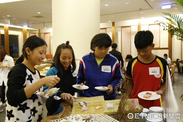 台東鹿鳴溫泉酒店與愛基會合作,為愛基會補救教學班的小六學生,舉辦畢業餐會。(圖/台東縣政府提供)