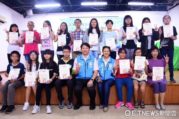 花蓮市立圖書館在進豐生活園區禮堂，舉辦「書箱宅急便」頒獎典禮，共計有八校231名學生獲獎。（圖／花蓮市公所提供）