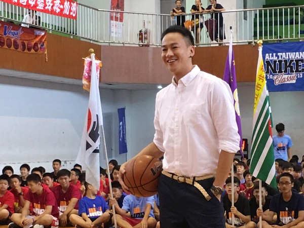 ▲何潤東替國中籃球小聯盟賽揭幕。（圖／達騰娛樂提供）