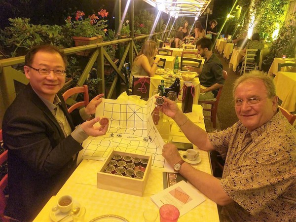 ▲中職會長吳志揚(右)與秘書長馮勝賢(左)赴歐拜會WBSC會長Riccardo Fraccari(中)。（圖／中職提供）
