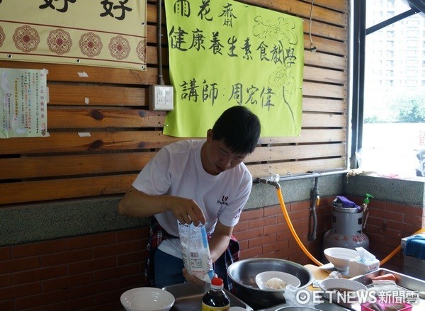 ▲桃園市新移民姐妹學做素食料理,適應並融入在地生活。(圖/記者楊淑媛攝)