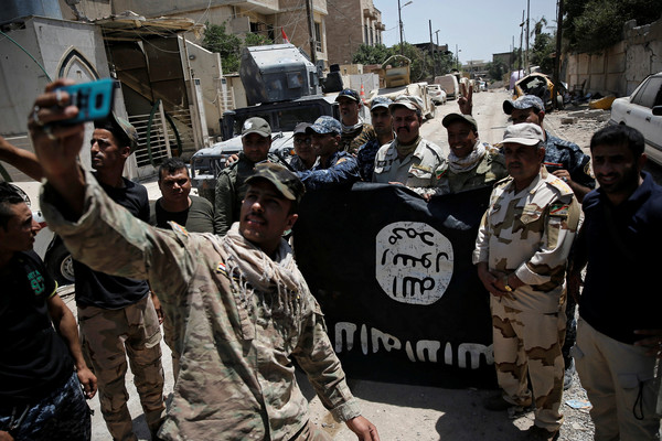 ▼伊拉克政府軍對摩蘇爾舊城區的IS份子發起進攻。（圖／路透社）