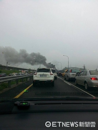 ▲ 五陽高架44.1K處今早發生遊覽車火燒車事故，有不少目擊網友表示現場濃煙衝天，車輛幾乎有一半都在火海之中。（圖／網友高海風授權提供，請勿任意翻攝，下同。）