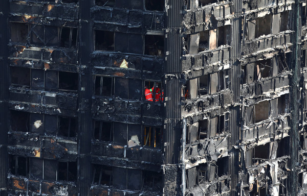 ▲英國倫敦「格倫菲塔（Grenfell Tower）」公寓大火。（圖／路透社）