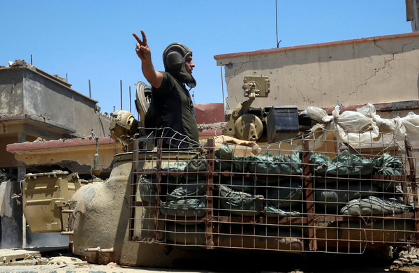 ▲▼伊拉克政府軍對摩蘇爾舊城區的IS份子發起進攻。（圖／路透社）