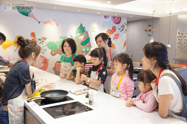 近年王正明和女兒又在桂冠大樓經營窩廚房，結合桂冠食品帶領學員烹煮創意料理。（桂冠窩廚房提供）