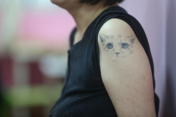 謝凱特把過世的貓以刺青的方式刺在手臂上紀念。