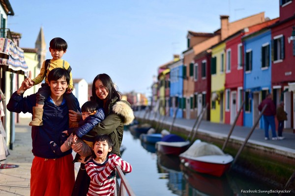 賴啟文和賴玉婷夫婦帶著三個小孩環遊世界。（圖／Sunny 背包流浪記提供）