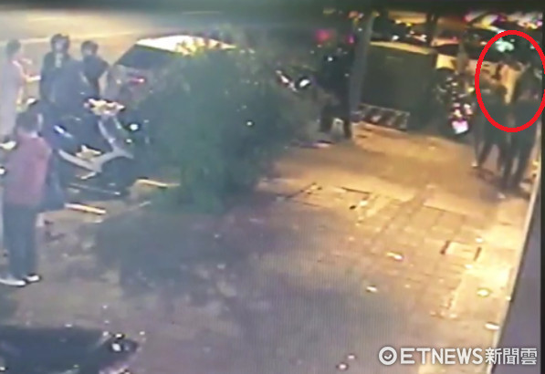 ▲男子歡唱後撞到路人，竟被對方3人持刀圍毆亂砍。（圖／記者林煒傑翻攝）