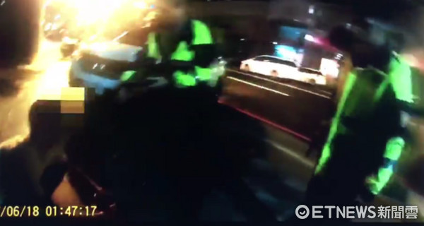 ▲男子歡唱後撞到路人，竟被對方3人持刀圍毆亂砍。（圖／記者林煒傑翻攝）