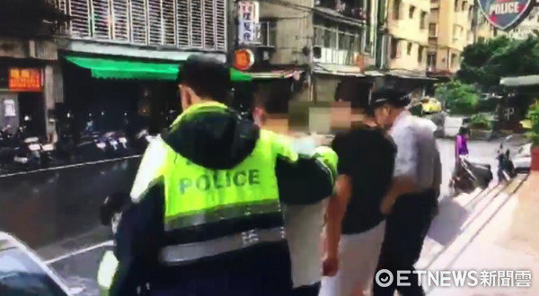 ▲男子歡唱後撞到路人，竟被對方3人持刀圍毆亂砍。（圖／記者林煒傑翻攝）